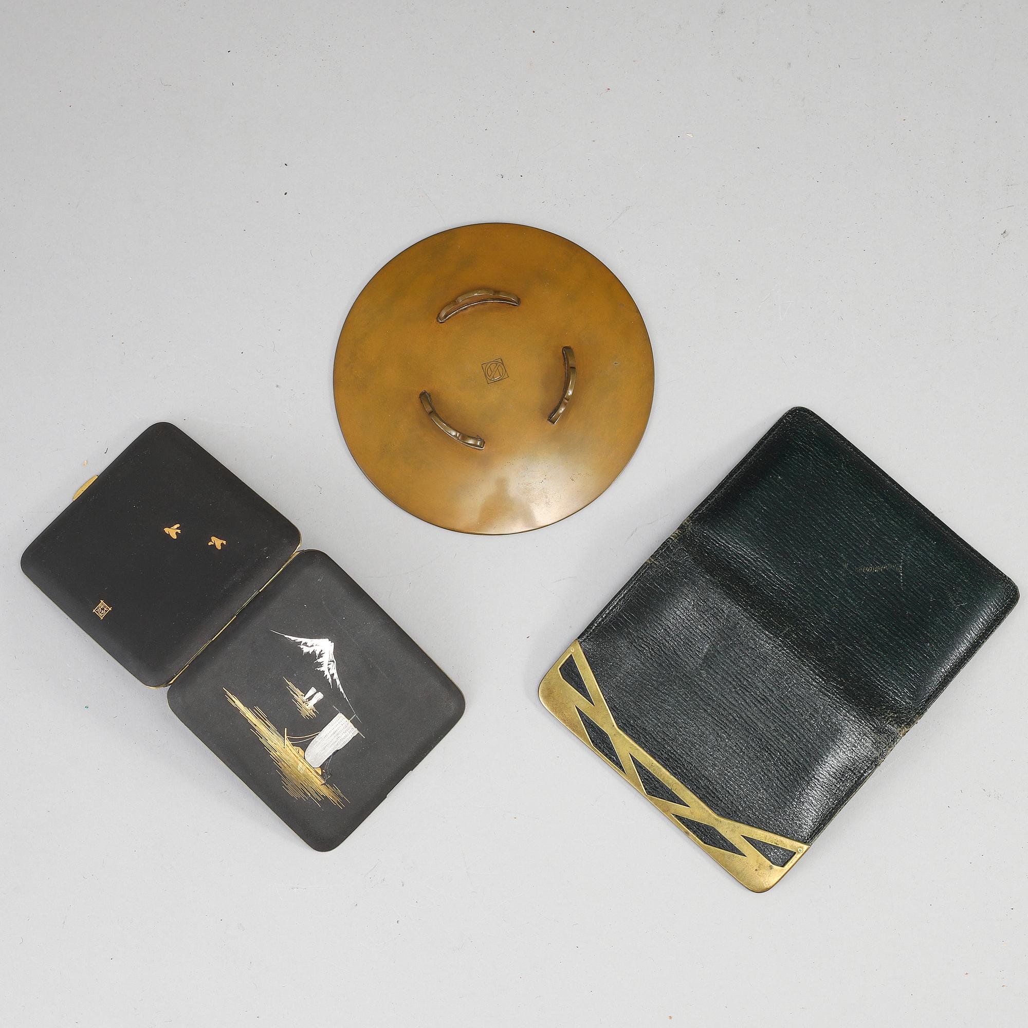 PLÅNBOK, CIGARETTASK SAMT FAT, metallarbeten. Japan, Meiji (1868-1912).