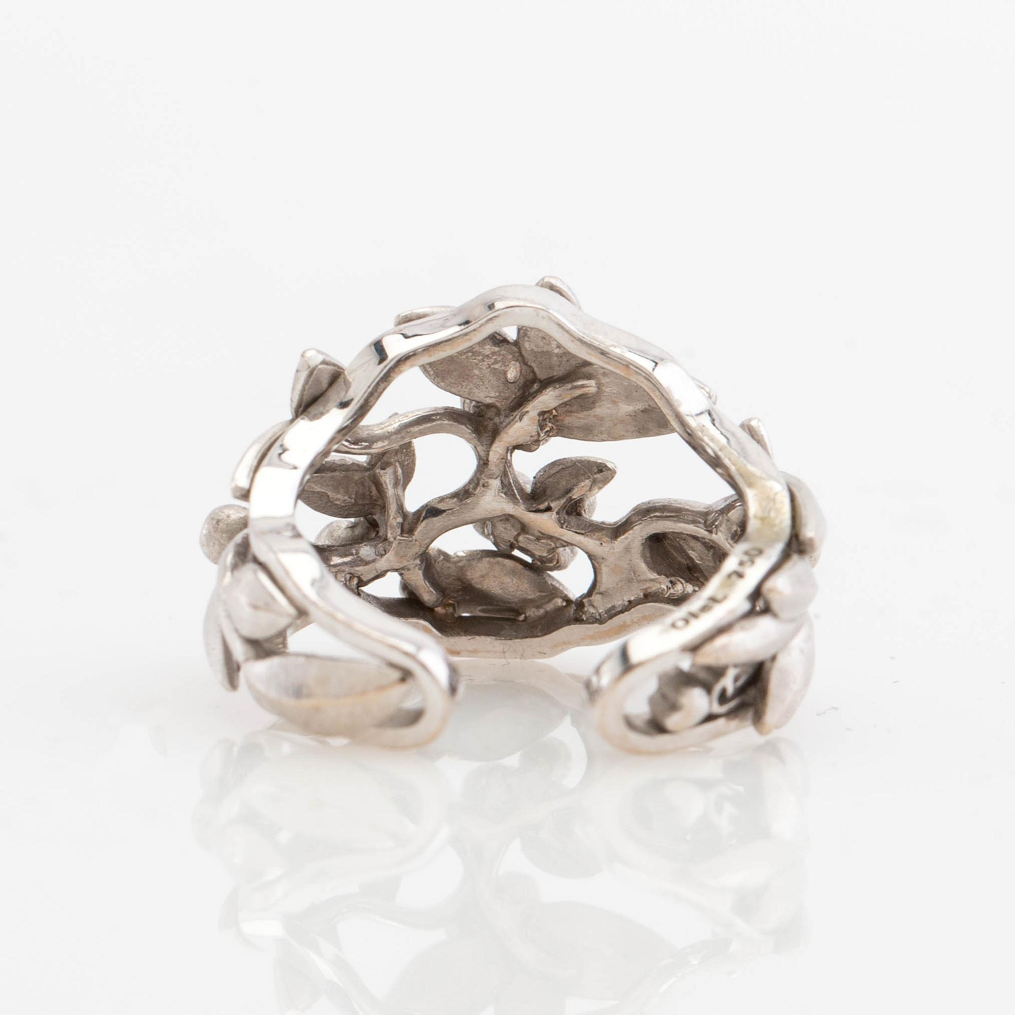 Ole Lynggaard, ring, "Spring", 18K vitguld med runda briljantslipade diamanter.