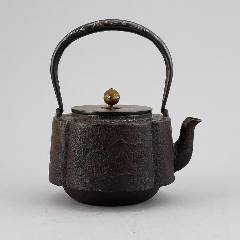 A Japanese tea pot, Meiji period (1868-1912).