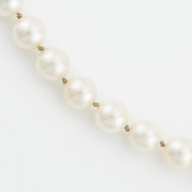 Pärlcollier, odlade pärlor, lås i vitguld med pärla.