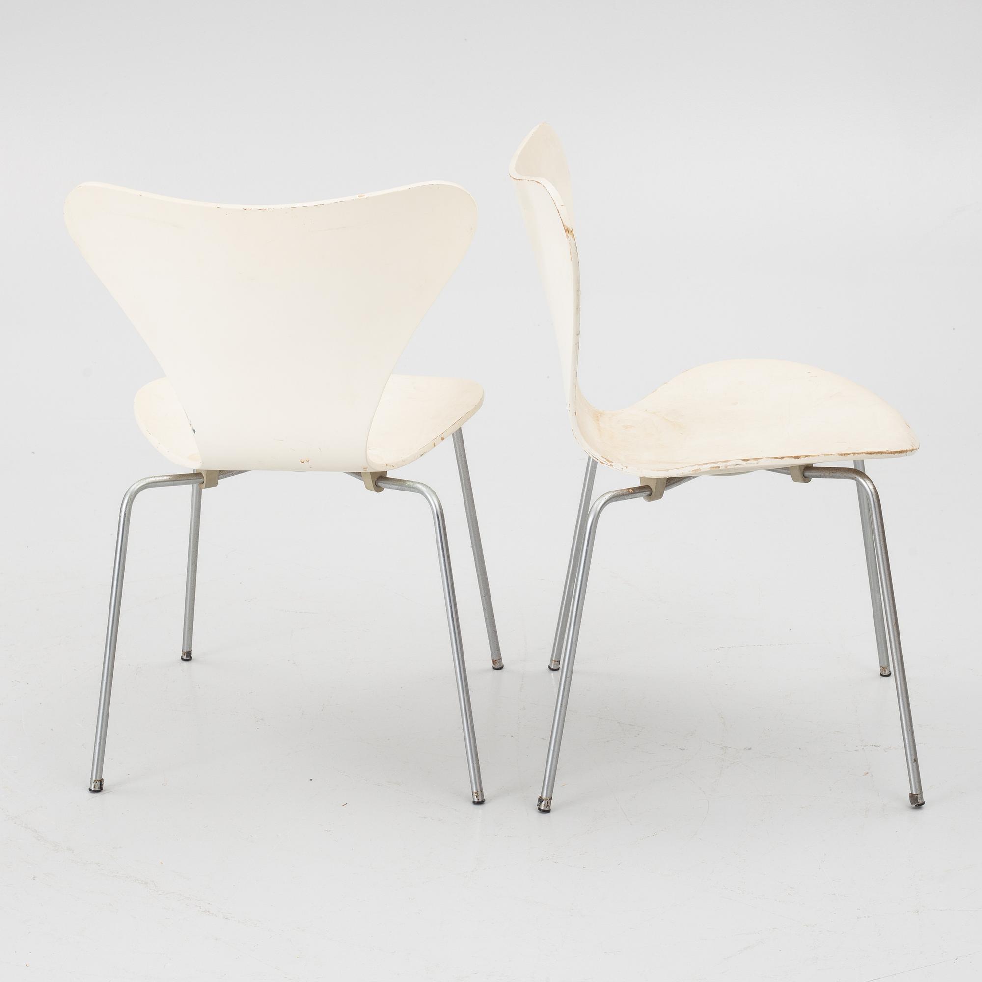 Arne Jacobsen, Four 'Series 7' chairs, Fritz Hansen Denmark 1970.