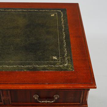 SKRIVBORD, engelsk stil, 1900-talets andra hälft.