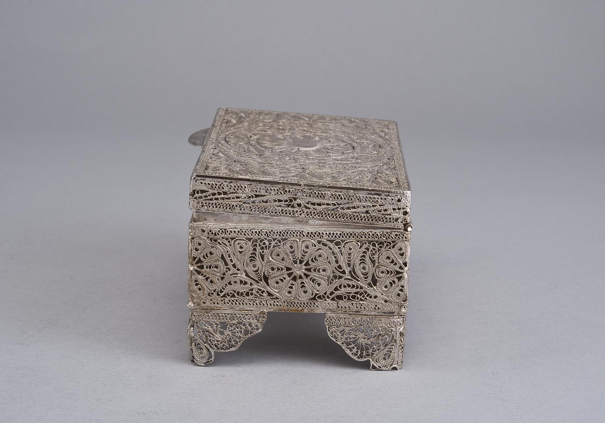 SKRIN, silver, filigranarbete, 1900-tal. Svenska importstämplar. Vikt 190 g.