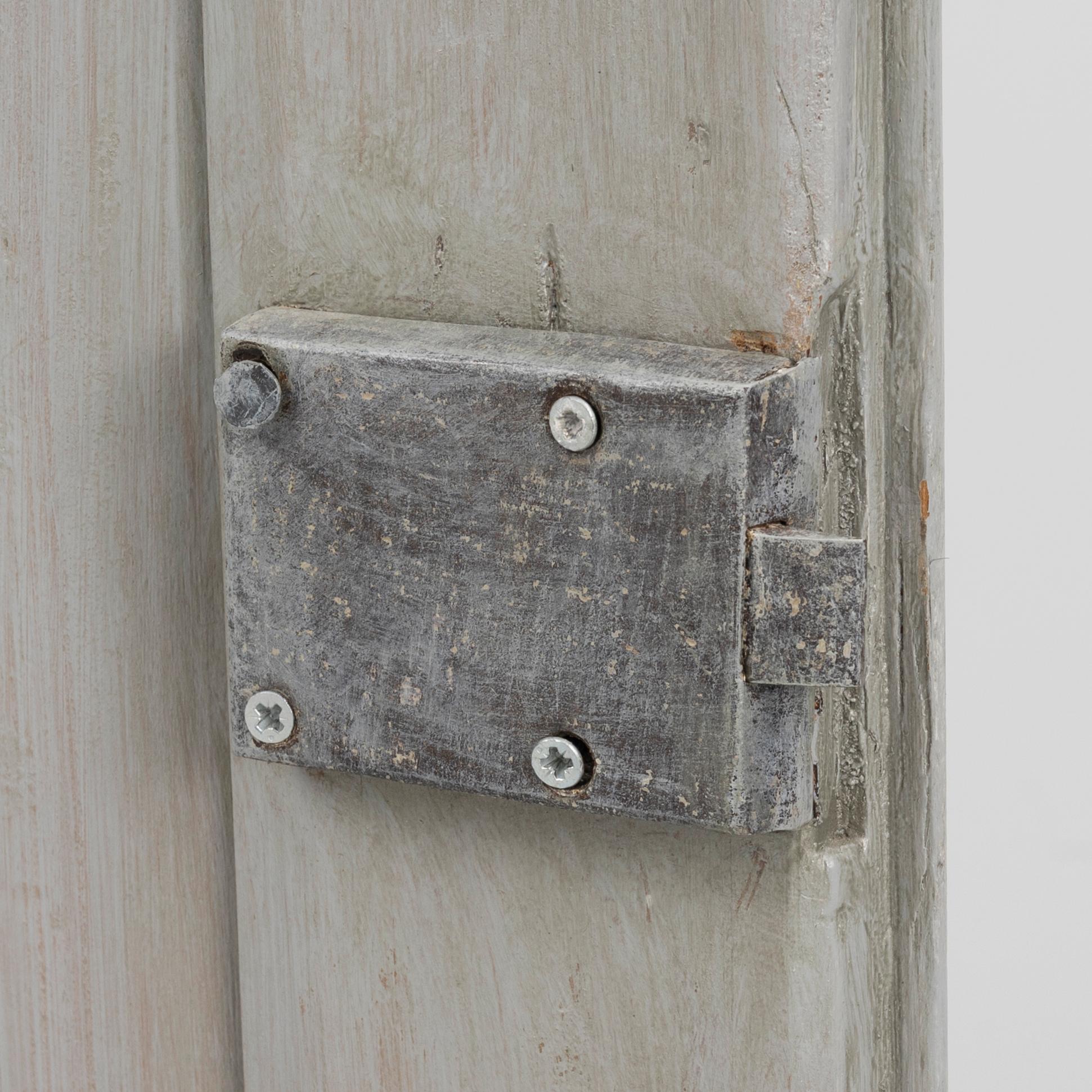 Corner cabinet, 18th century.