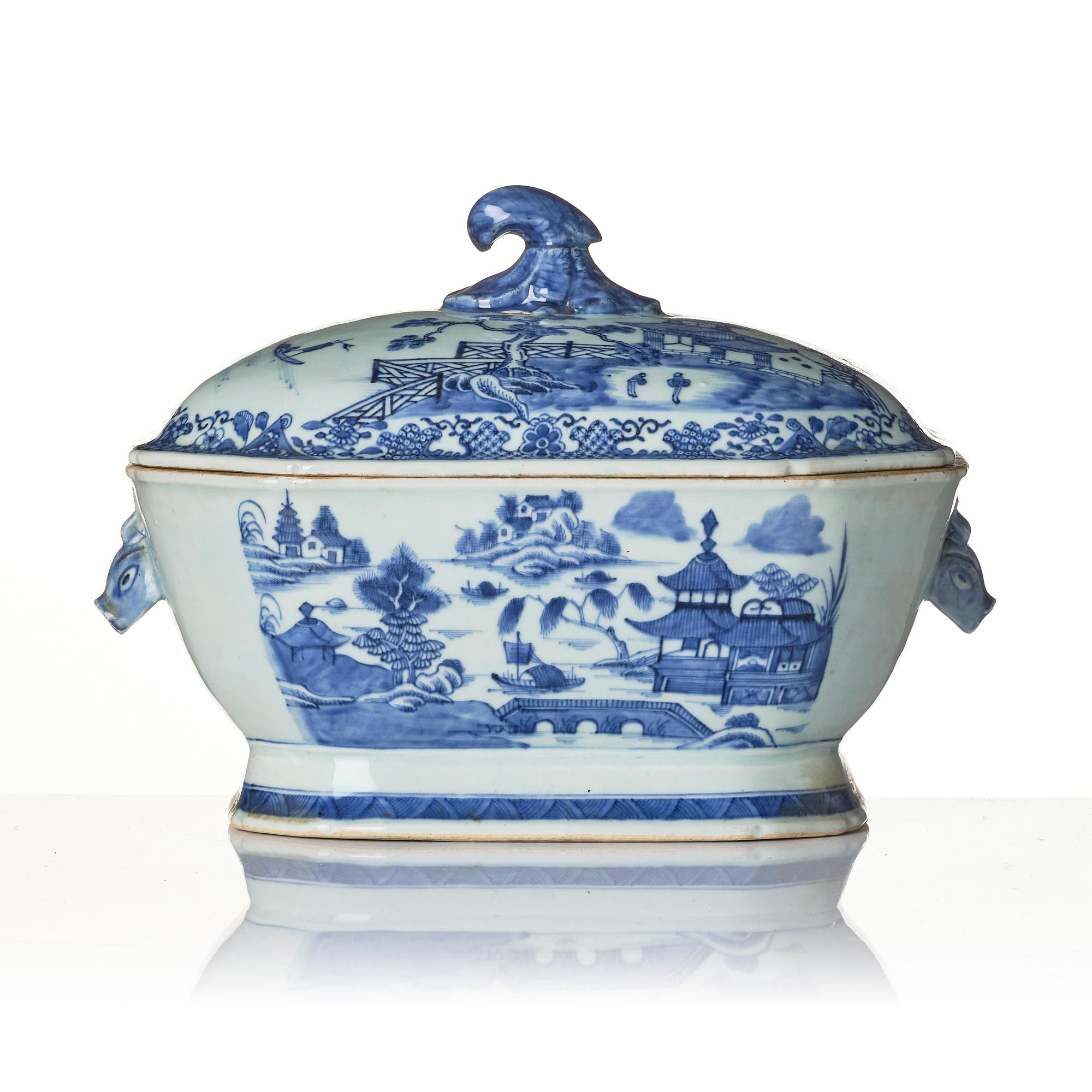 A Chinese blue and white porcelain service, 16 pieces, Qing dynasty, Qianlong (1736-95).