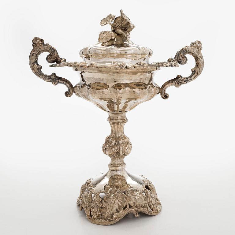 A footed Neo Rococo silver bowl with lid, maker's mark of Johan Theodor Palmgren, Norrköping, Sweden 1885-86.
