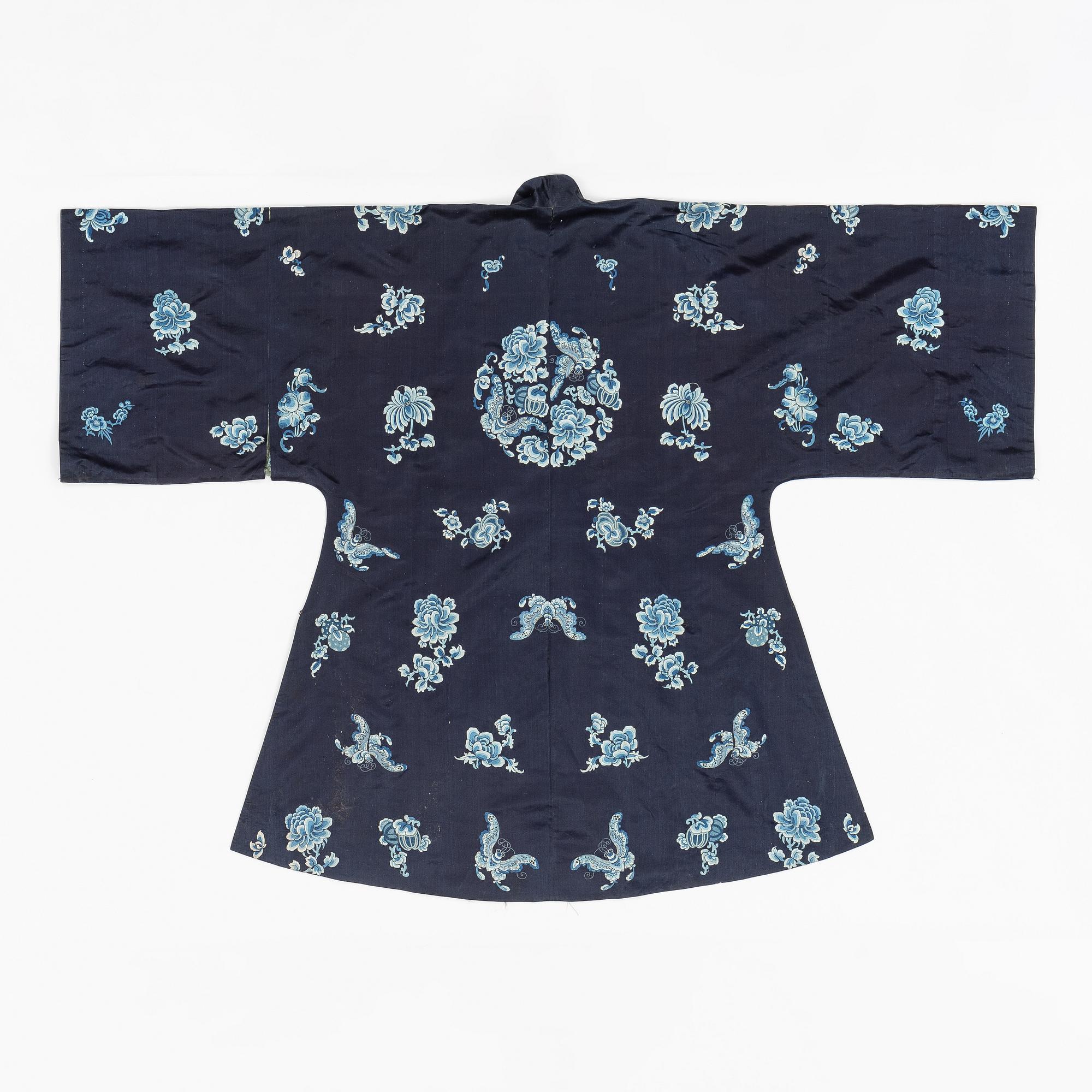 A Chinese silk robe, early 20th century.