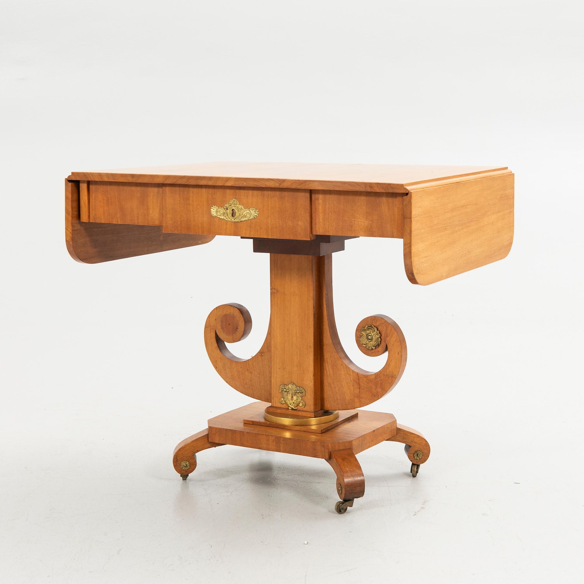 Salon table, Empire.