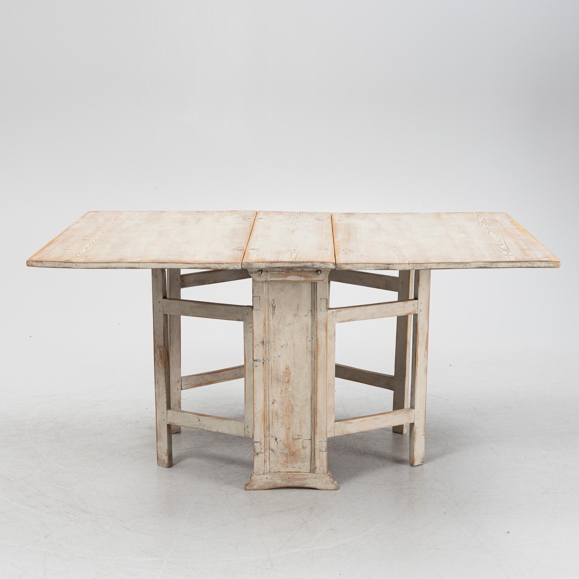 A gate-leg table, 19th Century.