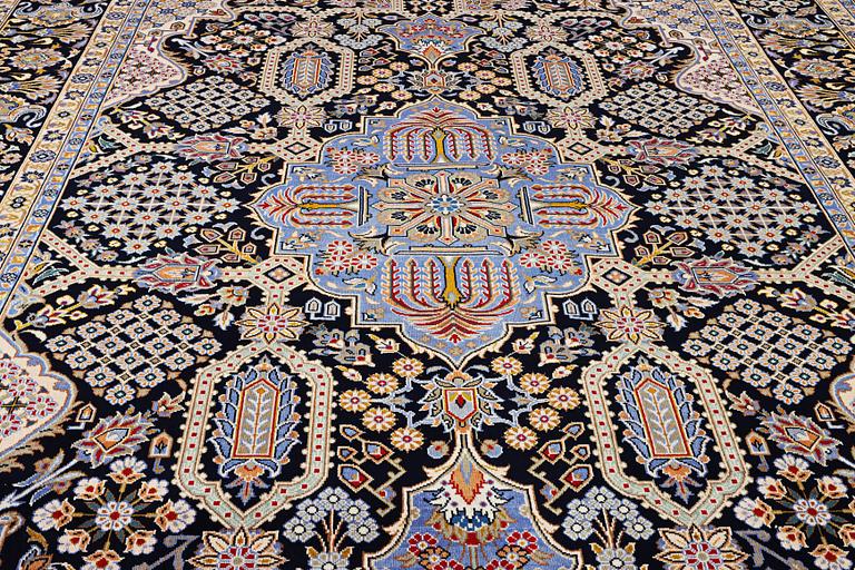 A Kashan carpet, c. 407 x 285 cm.