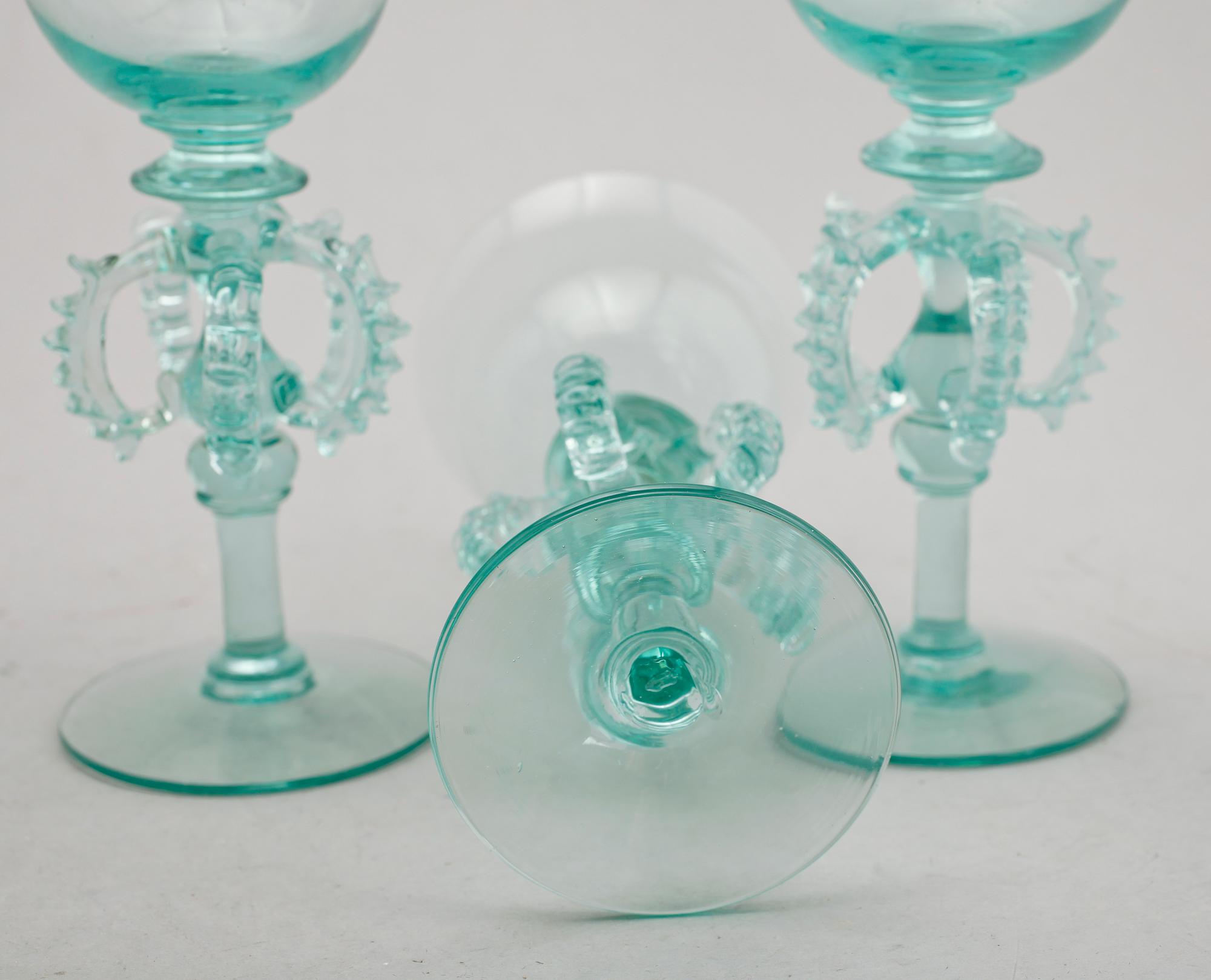 GLAS PÅ FOT, 6 st, gröntonat glas, sannolikt Reijmyre, 1800-/1900-tal.