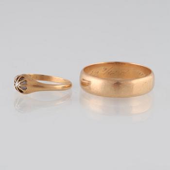 RINGAR, 2 st, 18K guld med en liten rosenslipad diamant. Vikt 9,0 gram.