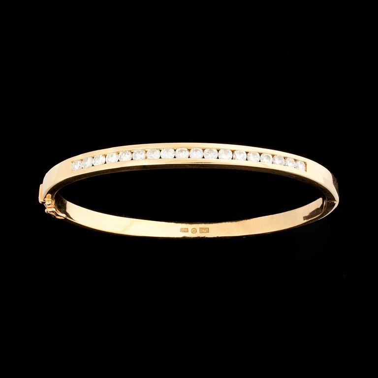 ARMRING 18k guld, 18 briljantslipade diamanter tot ca 1,85ct. Carl Hoff. Vikt ca 21 g.