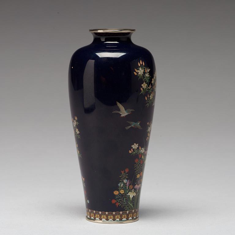 VAS, cloisonné. Japan, Meiji (1868-1912), signerad Kin'unken zo.