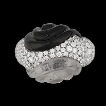 777. A rock crystal, onyx and brilliant cut diamond ring, tot, app. 3 cts.
