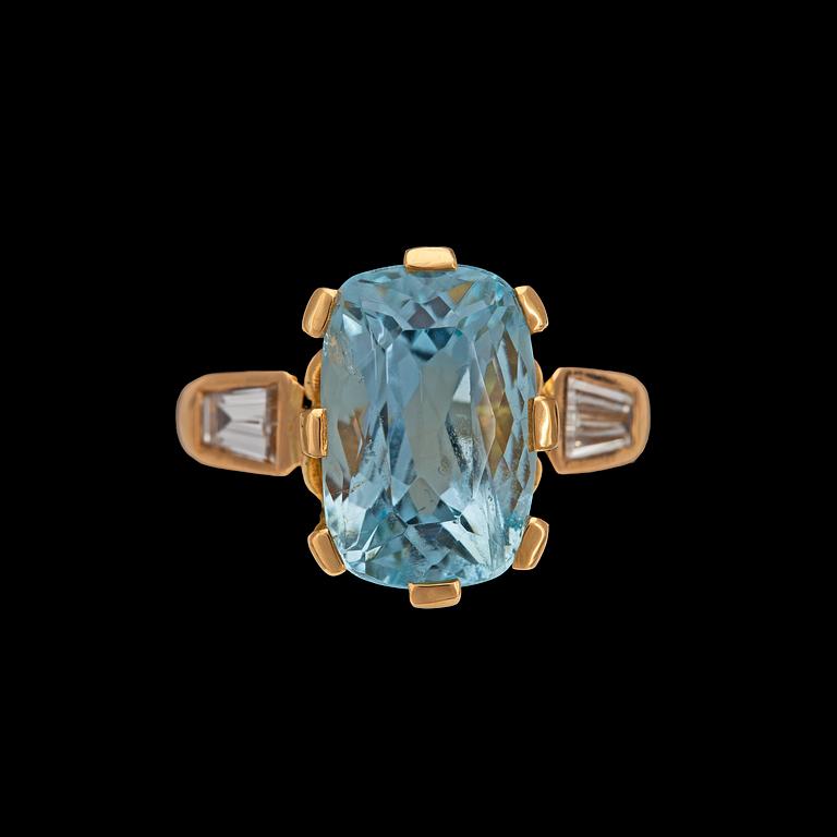 RING, akvamarin med två trapezslipade diamanter, tot. ca 0.40 ct.
