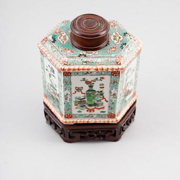 A famille verte teapot, Qing dynasty, 19th Century.