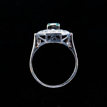 A RING, emerald c. 0.55 ct and diamonds c. 0.70 ct.