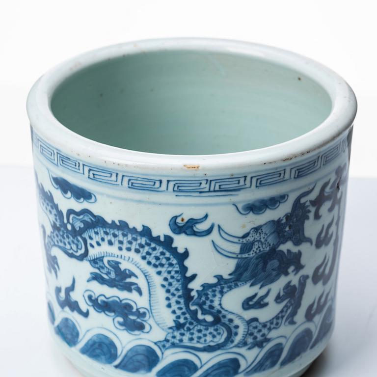 A blue and white brush pot, Qing dynasty, 19th Century.