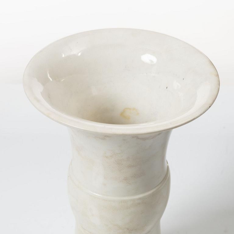 A bronze shaped fahua/blanc de chine vase, Qing dynasty, Kangxi (1662-1722).