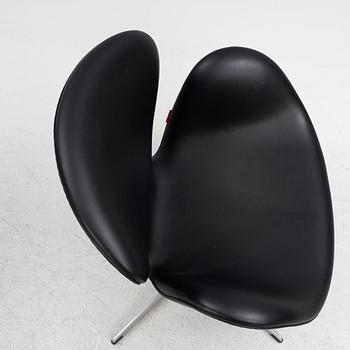 Arne Jacobsen, a pair of "Swan" armchairs, Fritz Hansen, Denmark, 2007.