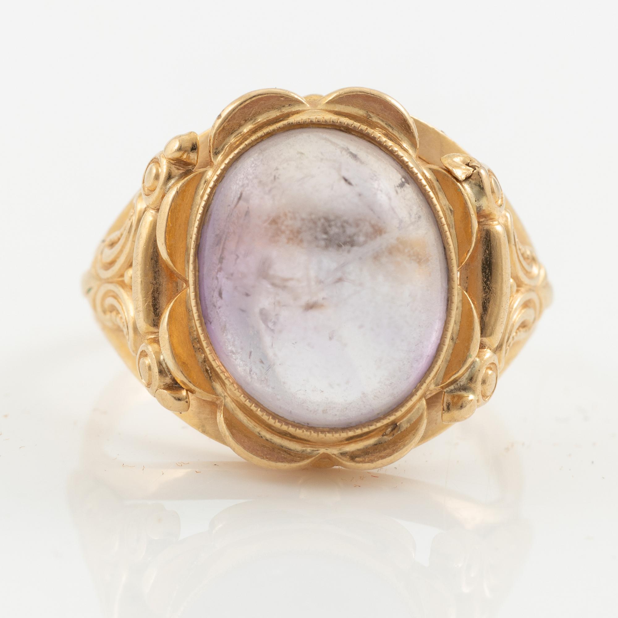 Ring, 18K gold with cabochon-cut amethyst.