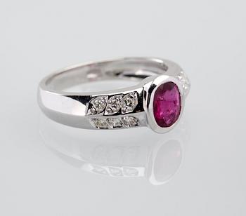 RING, 18 k vitguld med rubin ca 0.70 ct, troligtvis obehandlad, diamanter ca 0.24 ct. Vikt ca 4,8 g.