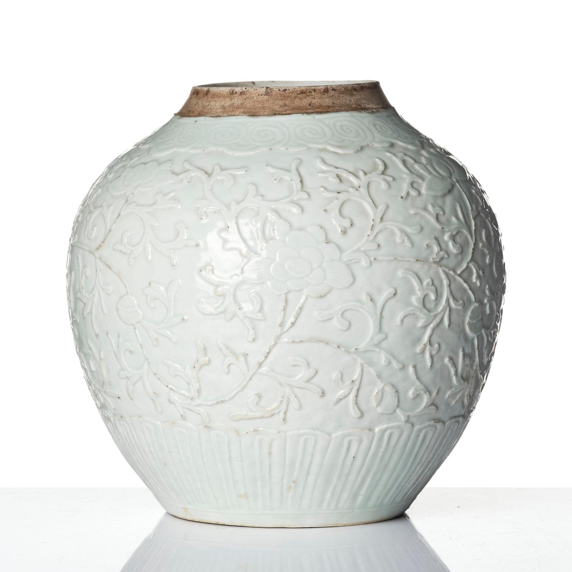 A blanc de chine jar, Qing dynasty, 19th century.