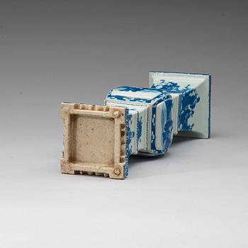 A blue and white vase, late Qing dynasty, 19th century.