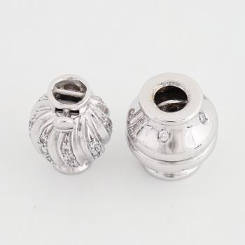 Två lås 18K vitguld med små briljantslipade diamanter.