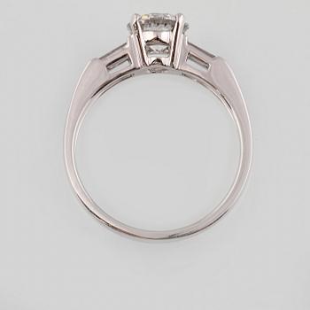 RING, 18K vitguld med briljantslipad diamant ca 1.05 ct samt 2 baguettslipade diamanter ca 0.17 ct. Vikt 3,2 gram.