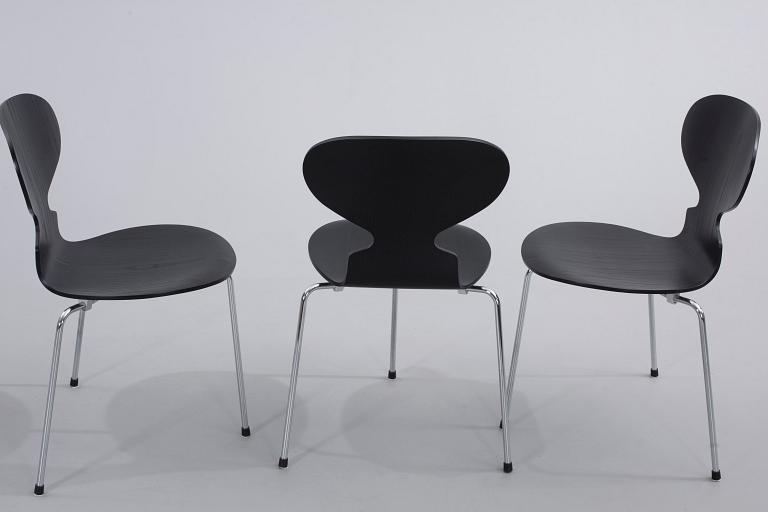 ARNE JACOBSEN, bord samt stolar, 4 delar för Fritz Hansen, Jubileums utgåva 2002 (4).