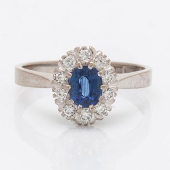 Ring 18K vitguld med 1 safir 0,77 ct och briljanter 0.23 ct enligt gravyr, Juvelia Uppsala 1991.