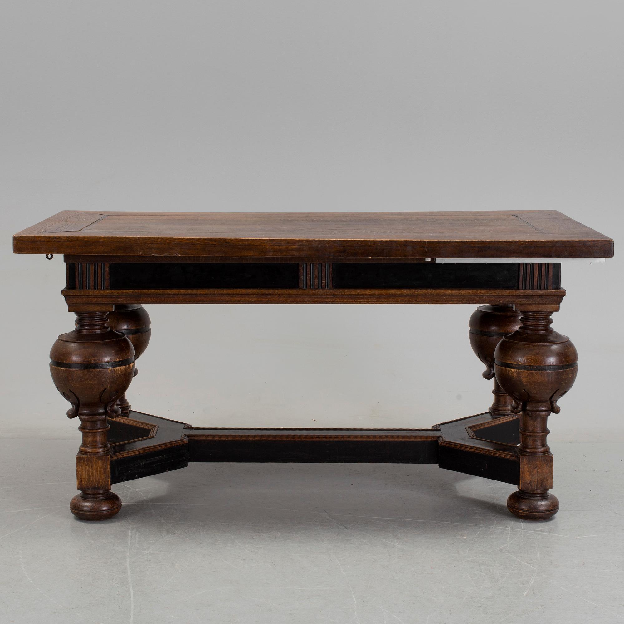 A baroque-style dining table from around 1900.