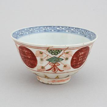 A blue and white and wucai decorated bowl, Ming dynasty (1368-1644).