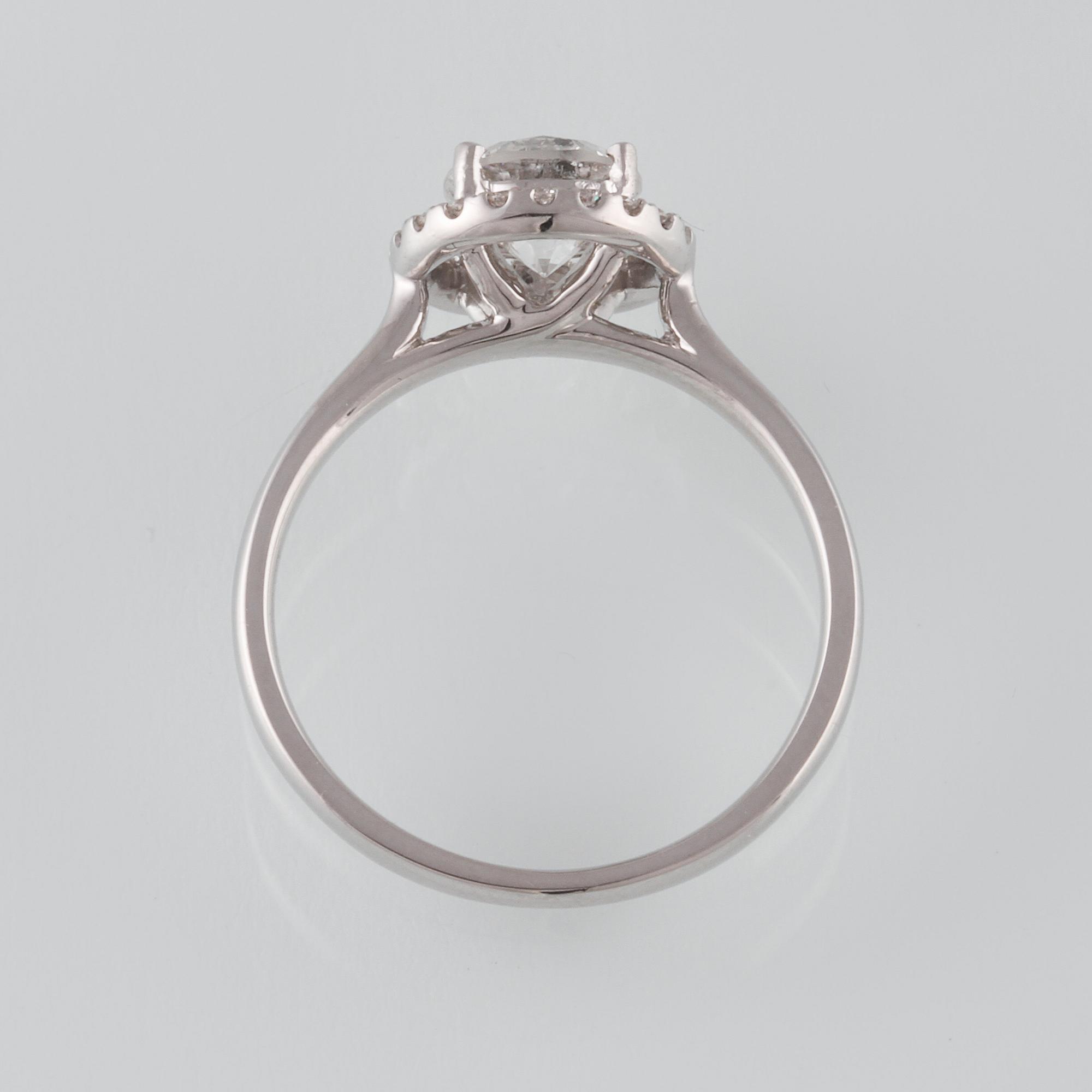 RING, 18K vitguld med briljantslipad diamant 1.09 ct samt mindre diamanter 0.12 ct. Vikt 3,4 gram.
