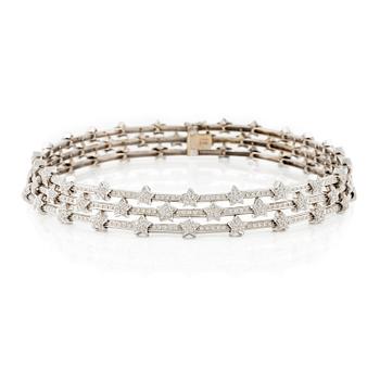 514. An 18K white gold necklace with round brilliant-cut diamonds.