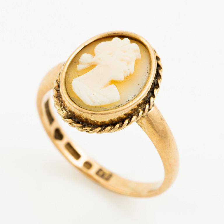 Ring 18K gold with a shell cameo.