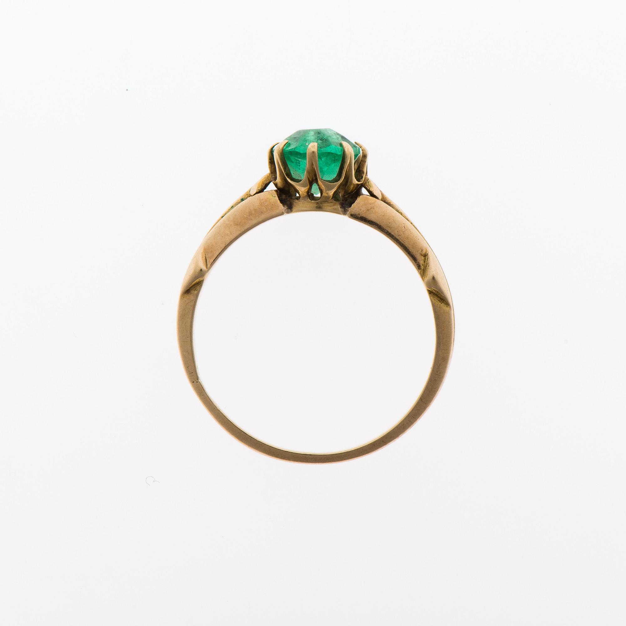RING, fasettslipad smaragd, 14K guld, ryska stämplar.