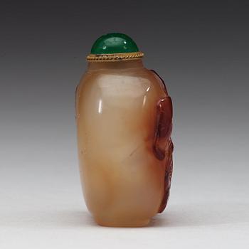 A Chinese carved agathe snuff bottle with stopper, presumably circa 1900.