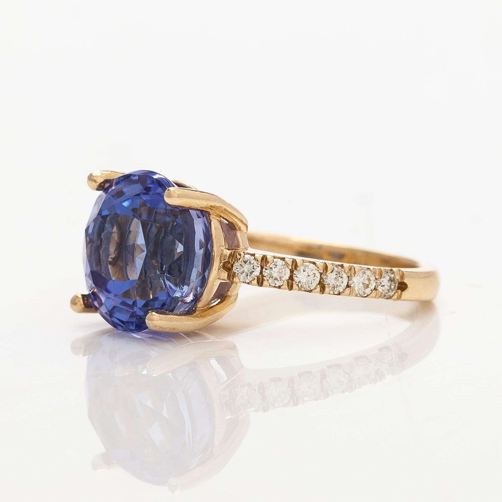 A 14K gold ring, with modified brilliant-cut tanzanite and diamonds. With GIA report.