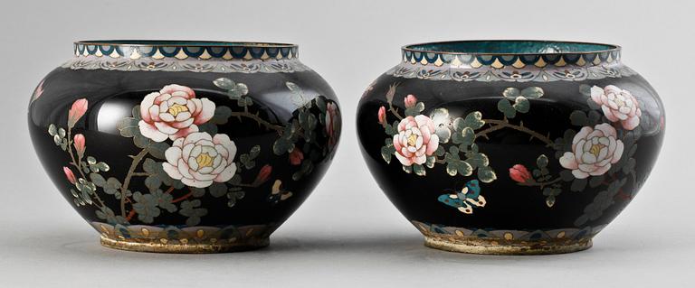SKÅLAR, ett par, cloisonné. Kina, 1900-tal.