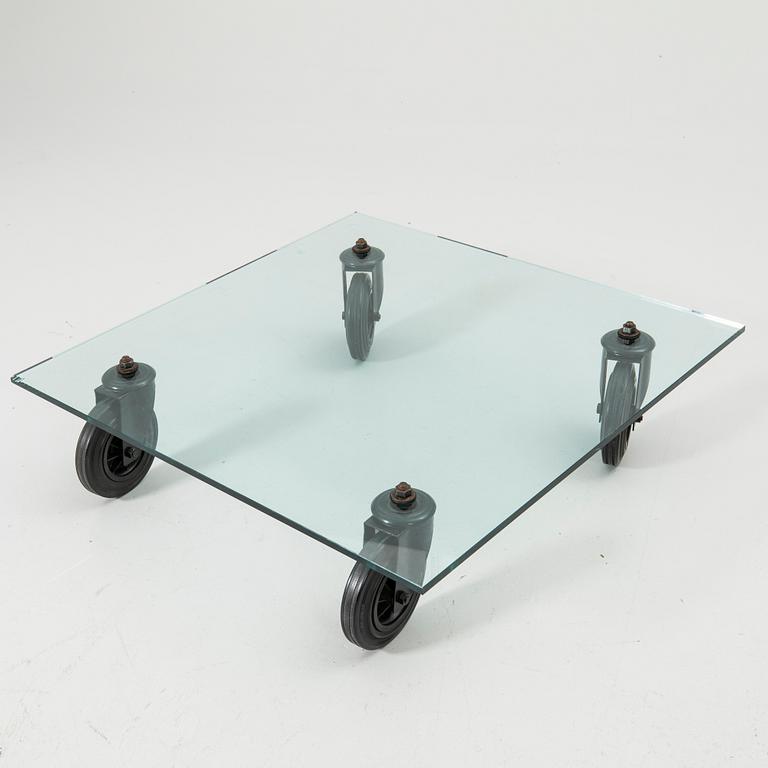 Gae Aulenti, soffbord, "Tavolo con Ruote", Fontana Arte, Italien sent 1900-tal/2000-tal.
