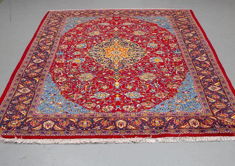 A CARPET, Sarouk, ca 315 x 223 cm.