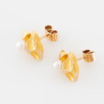 Lapponia, a pair of earrings in 14K gold with cultured pearls "Tundra Flower".