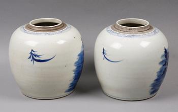 BOJANER, ett par. Porslin. Kina.