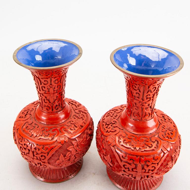 A pair of Chinese vases, second half of the 20th century.