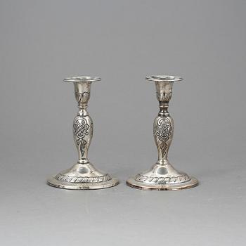LJUSSTAKAR, ett par, silver, otydliga stämplar, Danmark, sannolikt tidigt 1900-tal.