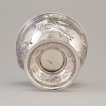A footed silver bowl decorated with flowers, maker's mark Mappin & Webb. London 1904.