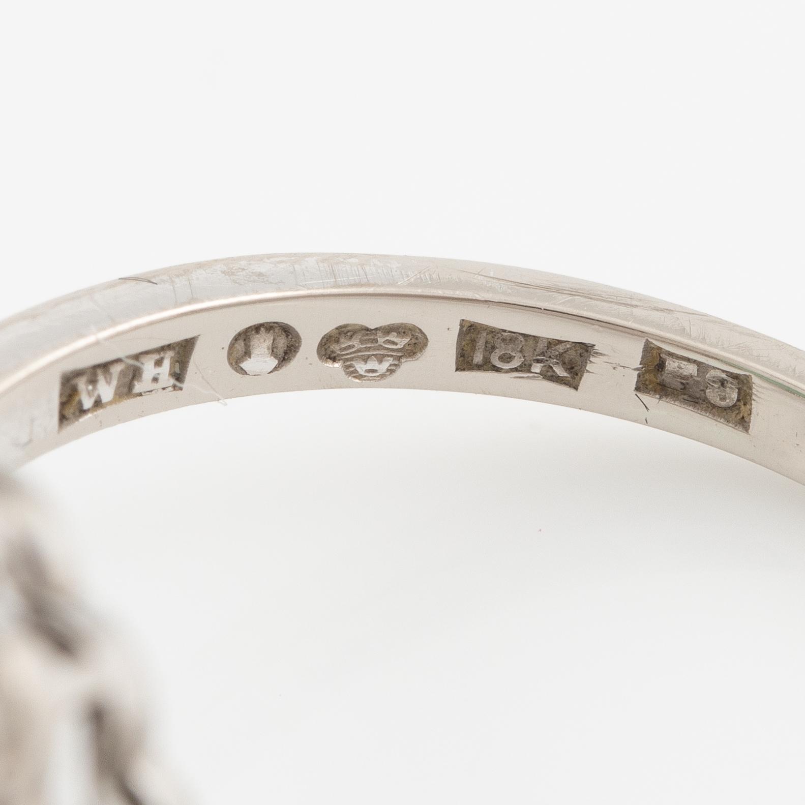 Ring 18K white gold with emerald and brilliant-cut diamonds.